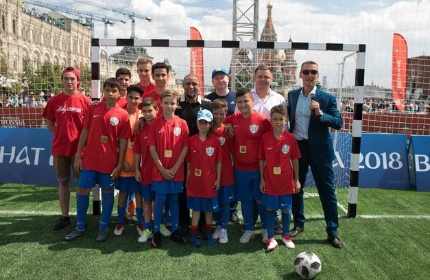 Футбол согревает сердца детей