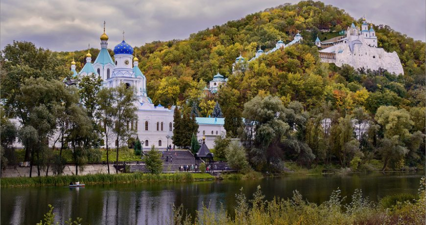 600 человек укрылось от обстрела ВСУ в Святогорской лавре