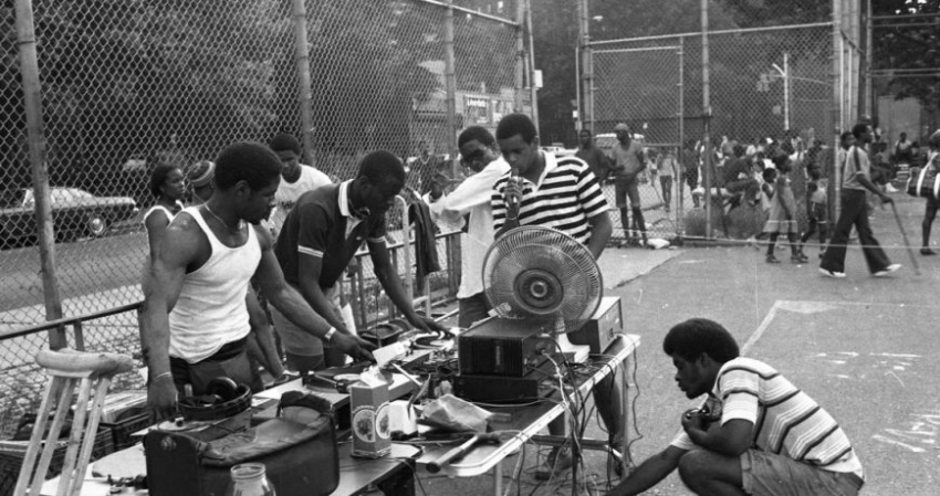 День рождения хип-хопа: 11 августа 2022 года вся Америка танцует