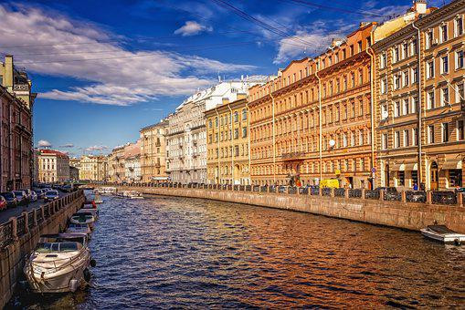 Застройщики заработают более 2,5 трлн рублей на реновации в Петербурге