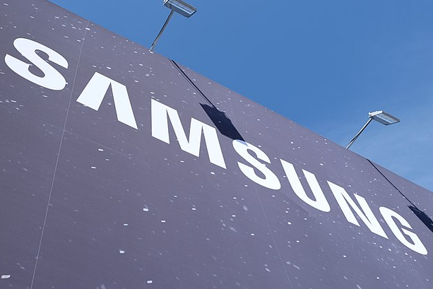 Компания Samsung намерена выпустить смартфон без кнопок в 2025 году