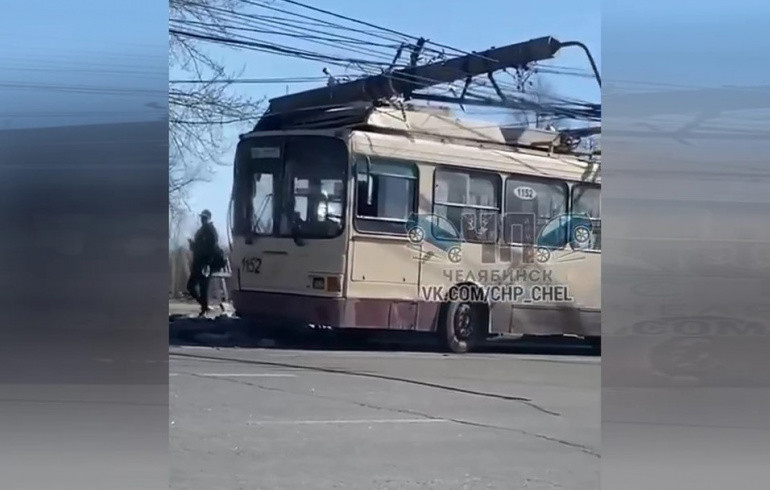 В Челябинске электрический столб упал на троллейбус