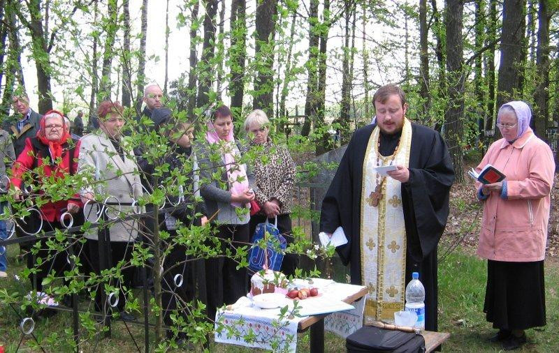 Когда можно отнести куличи и яйца на кладбище после Пасхи до Радоницы