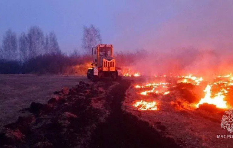 В Челябинской области потушили два ландшафтных пожара, подбиравшихся к жилым домам