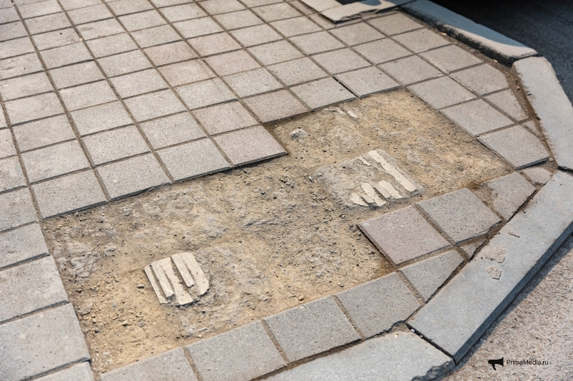 Слепому не пройти: тактильную плитку на Светланской за 2 года так и не восстановили