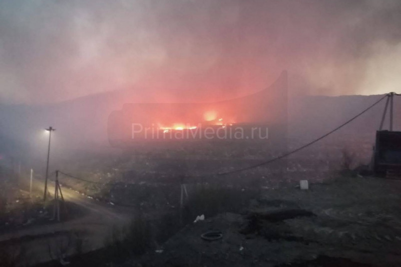 Площадь пожара на мусорном полигоне во Владивостоке составляет около 600 кв. метров