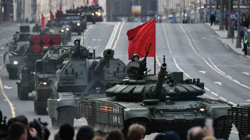 Аналитики назвали вероятную причину отмены в России парадов