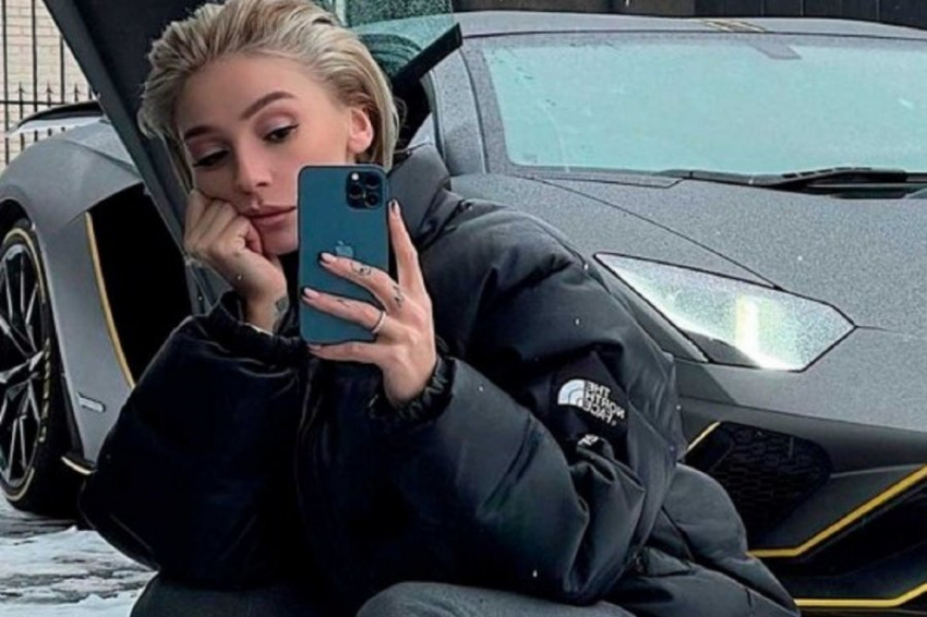 Телеведущая Настя Ивлеева пополнила свой автопарк спортивной «Феррари» за 30 миллионов рублей