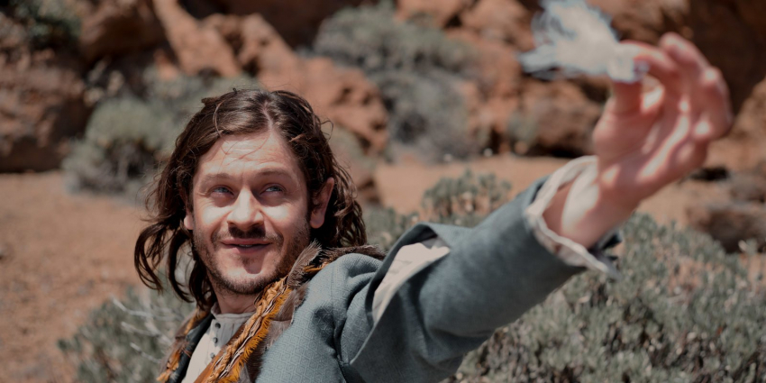 Длинноволосый простачок: злодея из «Игры престолов» сегодня не узнать (фото)