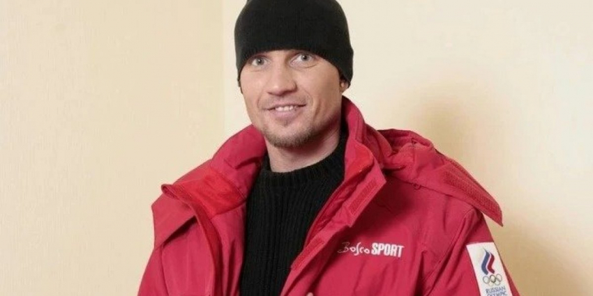 Роман Костомаров сегодня, новости 21 апреля 2023: СМИ узнали, почему фигуриста так долго держат в реанимации