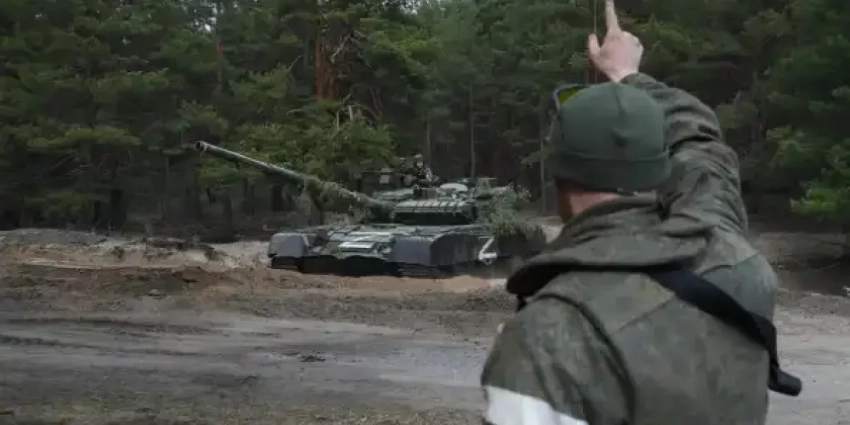 «Аэропорт г.Северодонецка готовили под атакующую базу НАТО, об этом говорят укрепрайоны вокруг»,- сообщают из ЛНР.-«До границы РФ — 100 км»