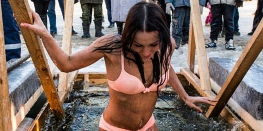 Полный список купелей и емкостей для набора святой воды на крещенские купания в 2023 в ночь с 18 на 19 января году по всем регионам России. Время начала и окончания работы по всем городам