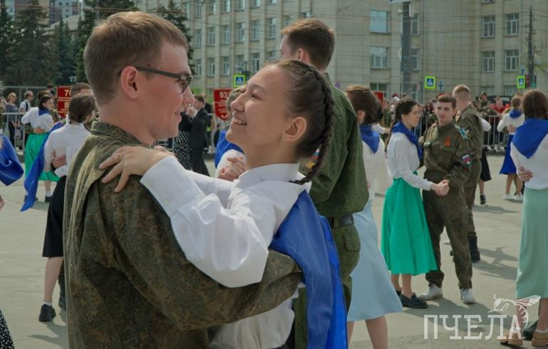Студенты станцевали в Челябинске «Вальс Победы»