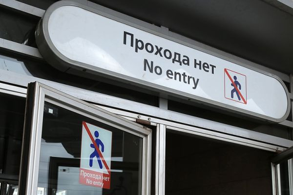 Коллапс на «Выборгской» продолжается целый месяц. Станцию регулярно закрывают на вход