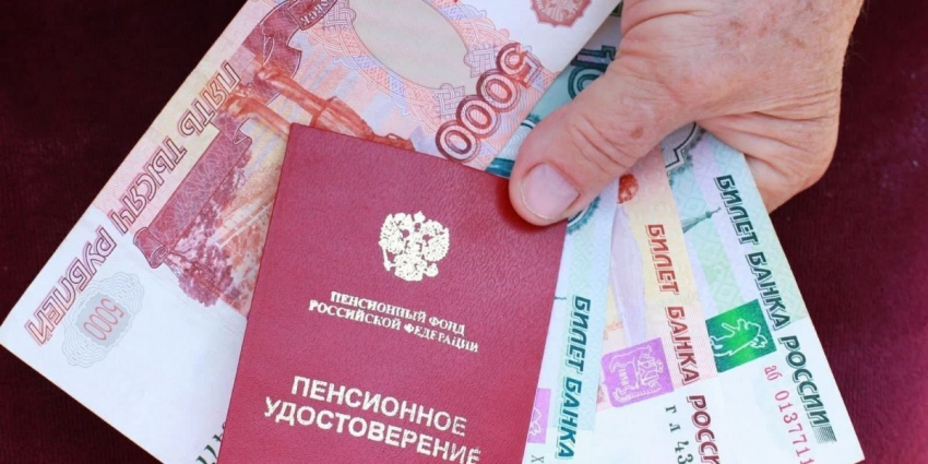 Значительный рост размера пенсий в 2023 году стал возможным из — за сокращения числа пенсионеров. Но значительно вырос разрыв между работающими и не работающими