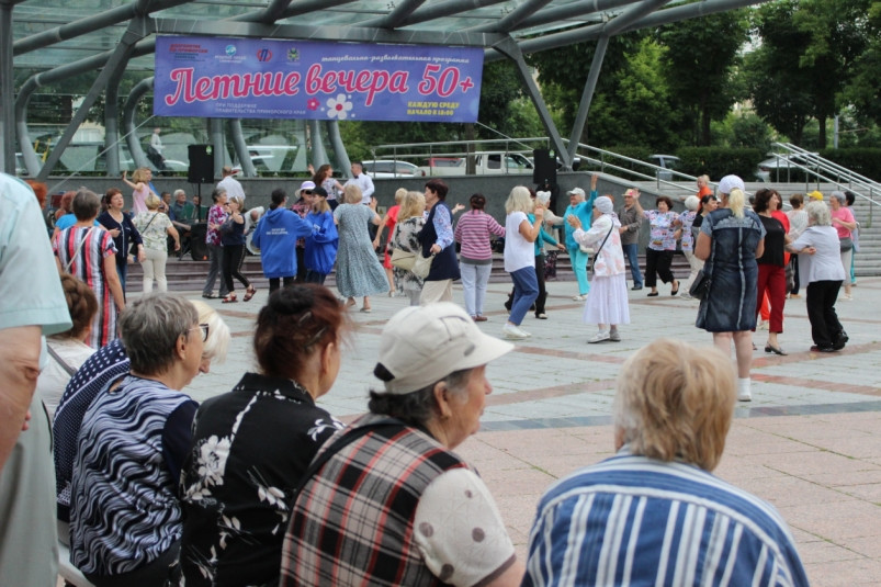 С песней по жизни: в Приморье стартовал шестой сезон “Летних вечеров 50+”