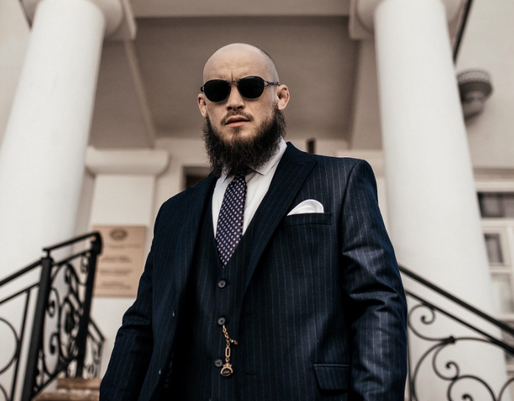 Боец Фахретдинов назвал «очкошниками» своих критиков после высказываний о фотосессии Загитовой