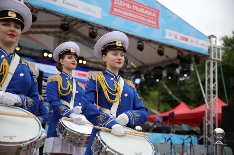 Праздничный День рыбака во Владивостоке начался с раздачи ухи, кулинарных мастер-классов и баттлов