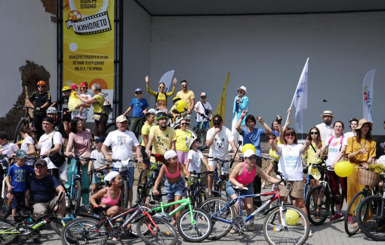 Больше 600 челябинцев проехали в жаркий день на велосипедах по городскому бору
