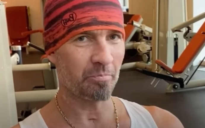 Психолог Фомин назвал попыткой адаптации активность Романа Костомарова в соцсети