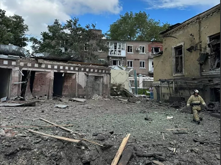 Момент взрыва ракеты в центре Таганрога попал на видео: 15 пострадавших