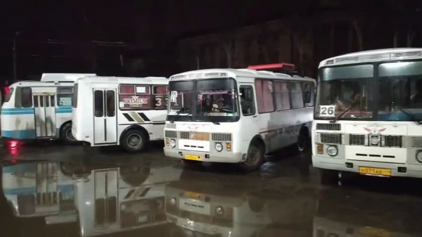 В городе Санкт-Петербурге автобус с пассажирами загорелся на проезжей части.