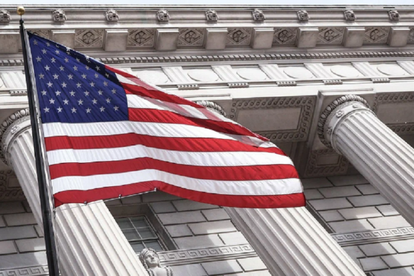 «19FortyFive»: понижение кредитного рейтинга США обеспокоило экономистов