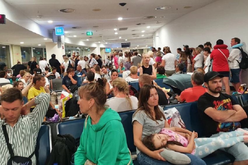 В турецкой Анталье застряли более 1200 туристов из России