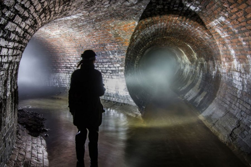 Диггер показал на фото заполненный водой коллектор Неглинки во время ливня