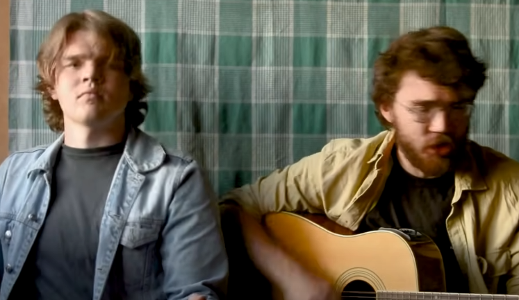 Два брата из Читы прославились в Сети, сняв 10-летний ролик с исполнением песни «ДДТ»