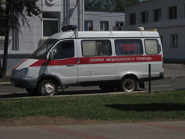 В Новосибирске на подоконнике жилого дома заметили тело мужчины