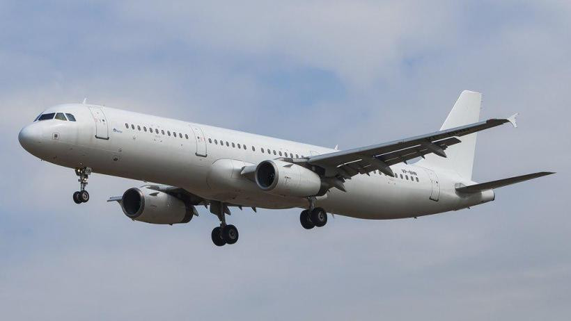 Самолет Jetstar с сотнями пассажиров резко сменил курс из-за повреждения лобового стекла