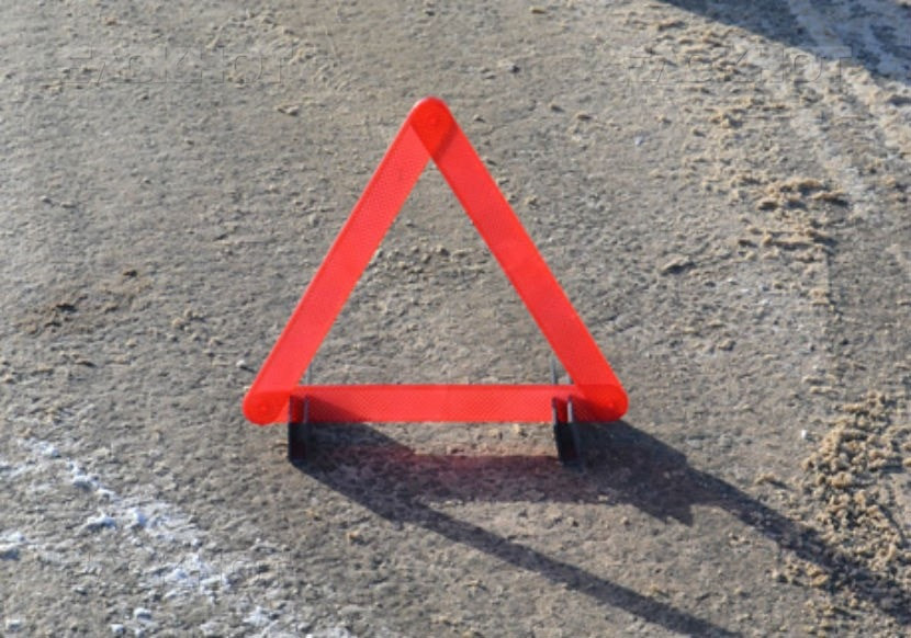 На КАД Петербурга в результате аварии перевернулся автомобиль