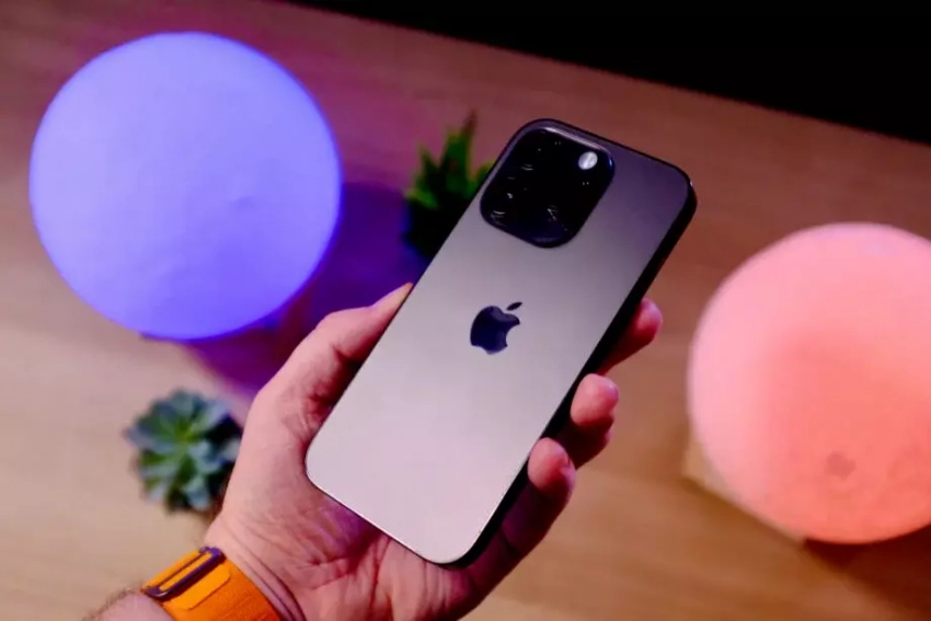 iPhone 15 уже продают в России дешевле 100 000 рублей