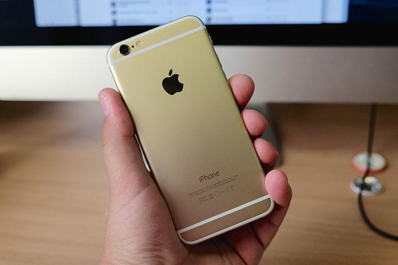 Компания Caviar представила золотой iPhone15 c метеоритом и зубом динозавра