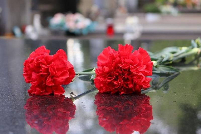 Под Волгоградом школьник вручил учителю похоронный букет