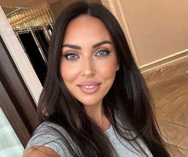 Певица Алсу появилась на вечере памяти Шатунова в облегающем платье с капюшоном