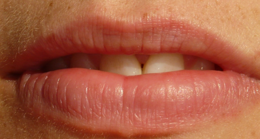 Сомнолог Сингх заявил, что сухость во рту провоцирует появление неприятного запаха изо рта