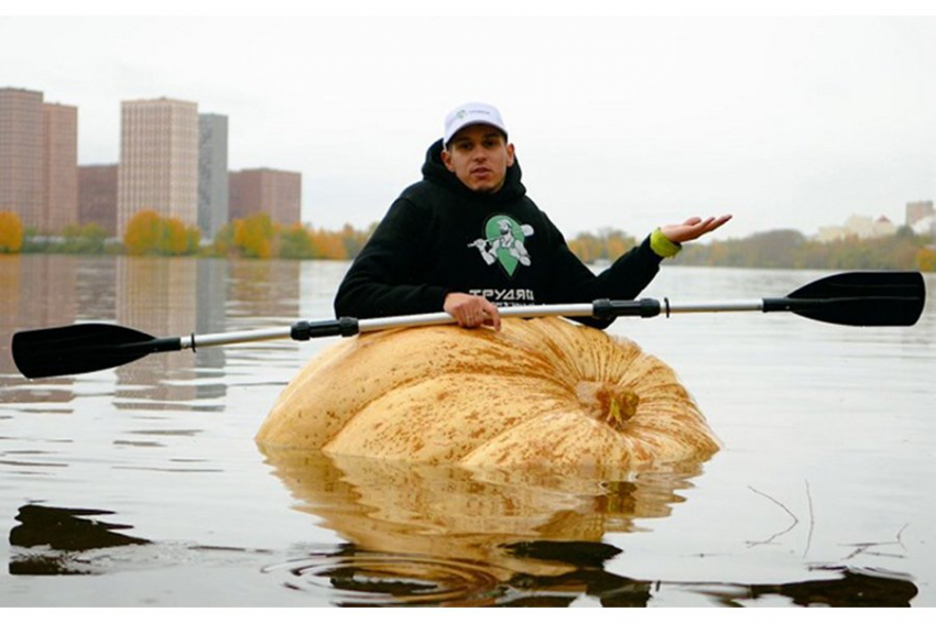 Фермер переплыл Москва-реку в гигантской тыкве