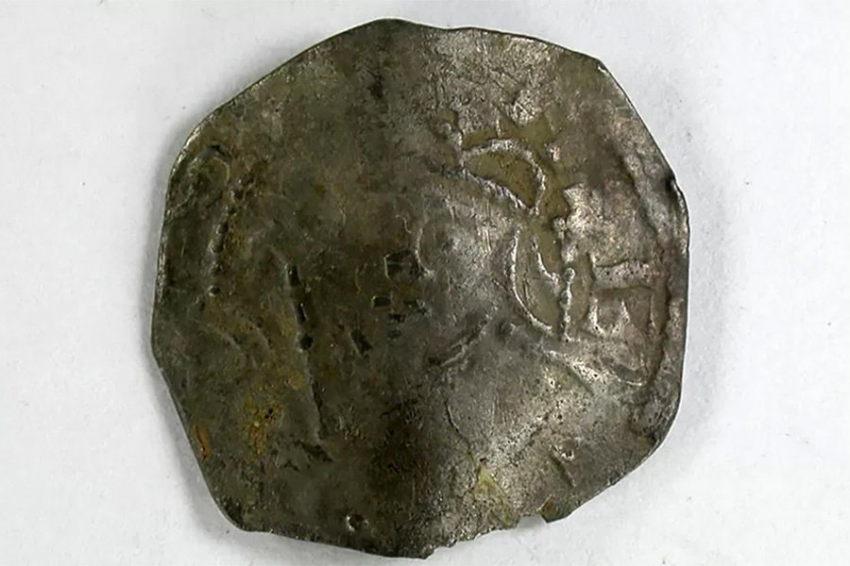 В Англии обнаружен редкий клад серебряных монет XII века