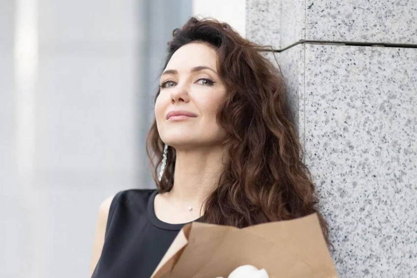 46-летняя Екатерина Климова снялась в офисе с закинутыми на стол ногами