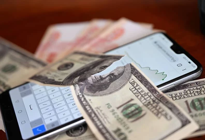 Обменники России в панике: курс доллара рухнул, операции приостановлены