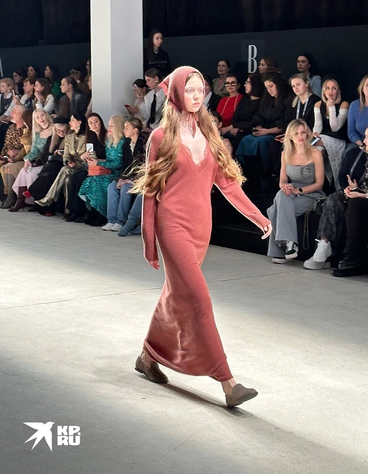 Открытие Московской недели моды: Собчак в платье «кукла на чайнике» от Vereja показала язык, а Рогов продемонстрировал буйство цвета и принтов