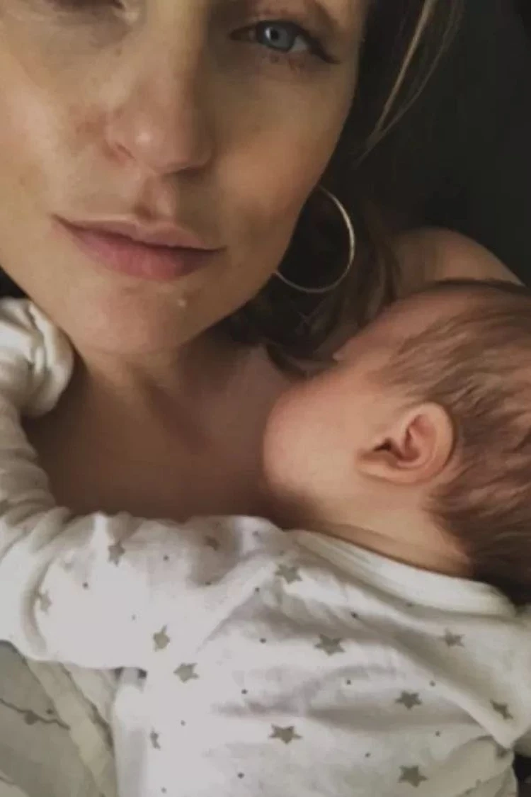 Уехавшая от мужа Саша Савельева показала фото из роддома: "Мир жесток и в нем нет справедливости"