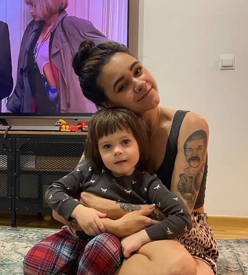 Софья Таюрская из Little Big опубликовала фото Ильи Прусикина* с их дочерью и его сыном в честь Дня отца