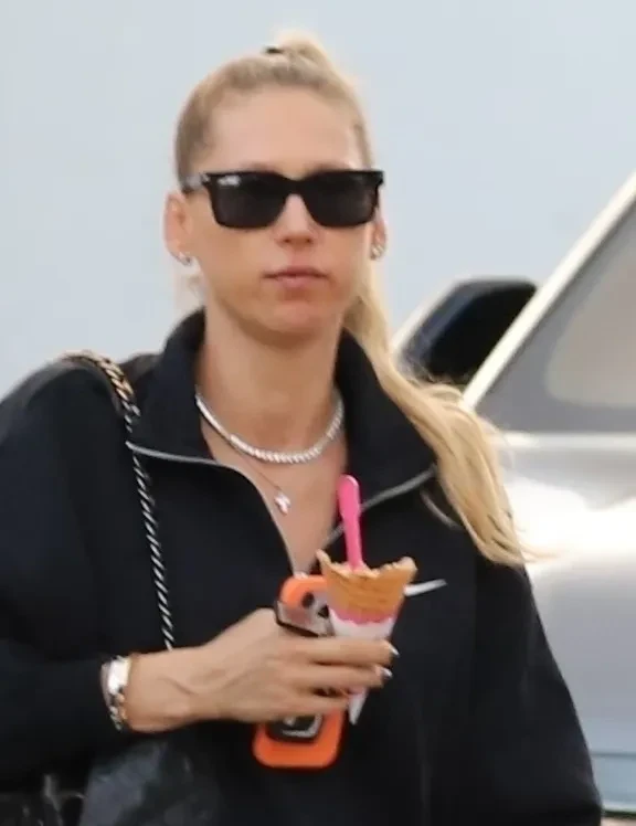 Беременную четвёртым ребёнком Анну Курникову засняли с детьми в Майами