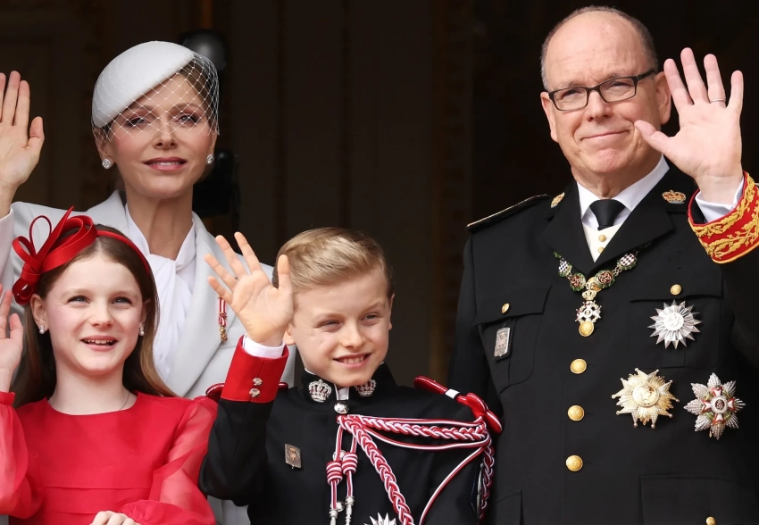 Князь Монако Альбер II и княгиня Шарлен вышли в свет с детьми и членами монаршей семьи