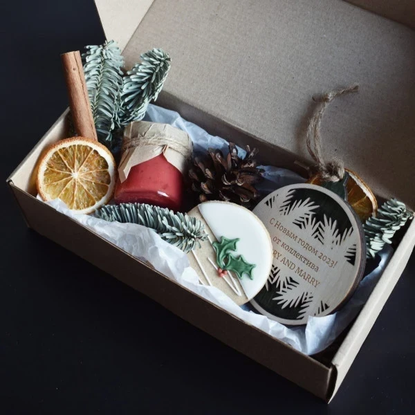 Смысл важнее цены: идеи подарков на Новый год для коллег до 1000 и 3000 рублей