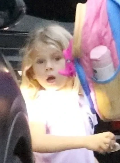 Беременную Анну Курникову засняли с дочерьми от Энрике Иглесиаса