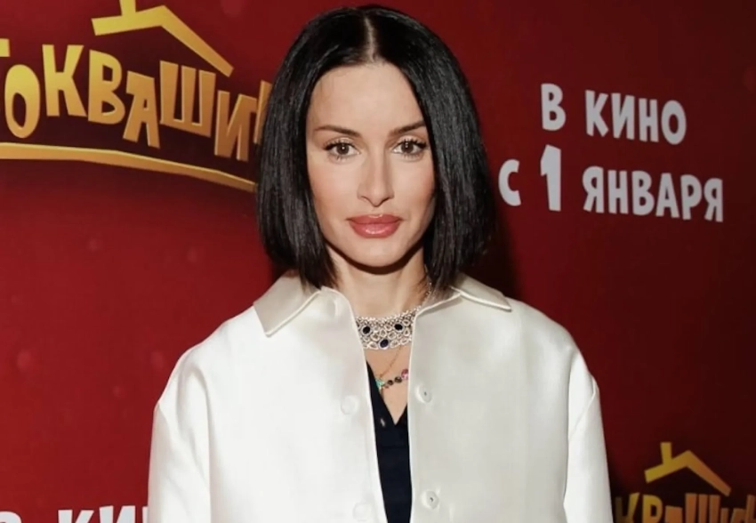 Тина Канделаки, Павел Прилучный, Иван Охлобыстин и Лиза Моряк с дочерьми на премьере фильма "Простоквашино"